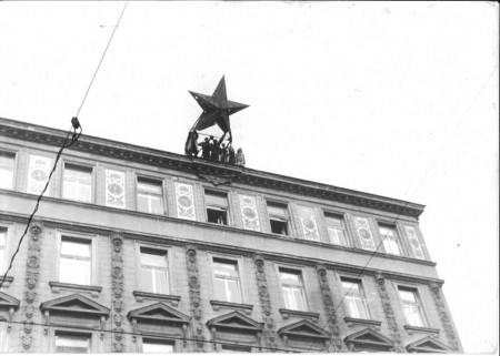 Rákóczi út 54, Népszava székház. Épp leszedjük a Vörös csillagot